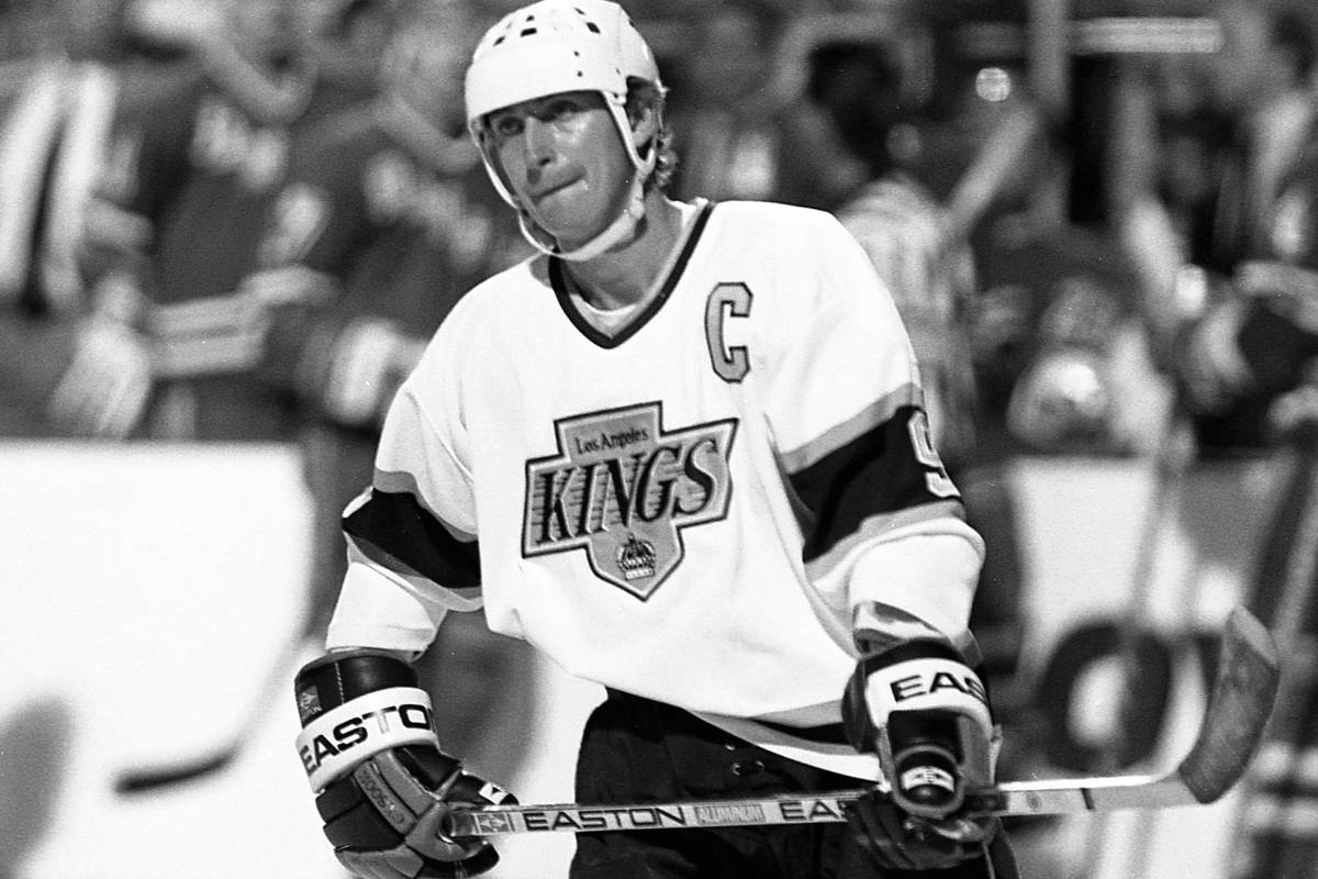 Gretzky, Robitaille to captain NHL Alumni-Celebrity outdoor game