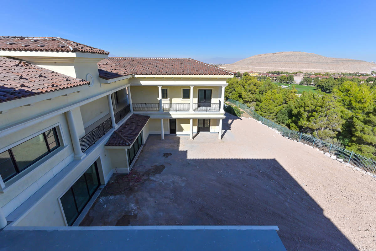 The home has a detached guest casita in the front portion of the house. (Luxurious Real Estate)