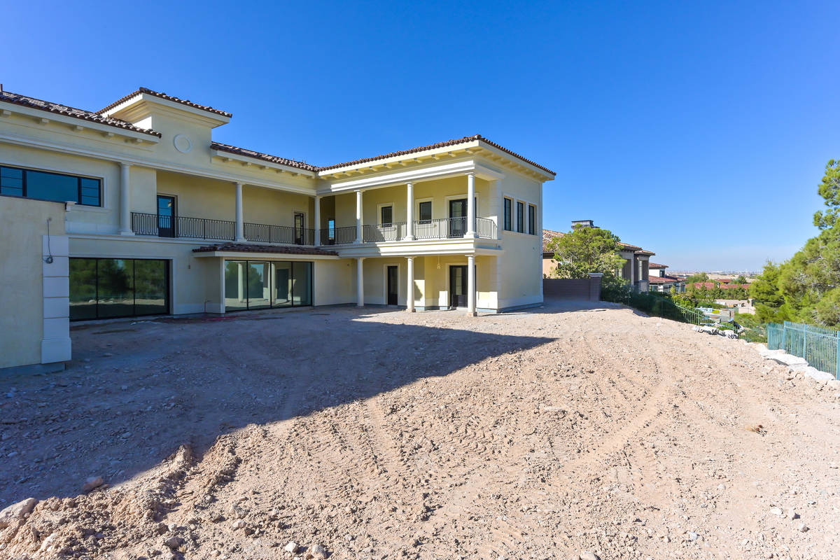 (Luxurious Real Estate)