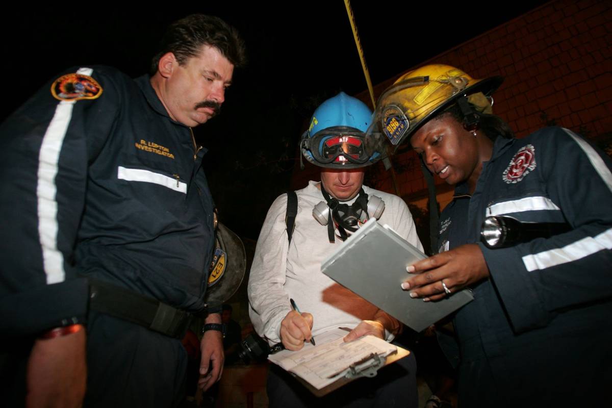 Clark County Fire investigator Ron Lupton, left, confers with Dan Heenan of the ATF and firefig ...