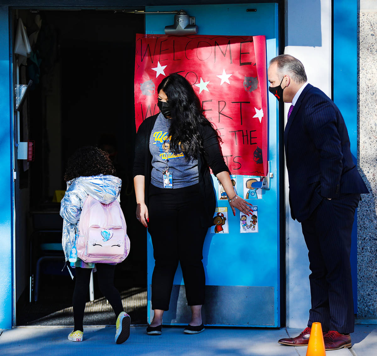 First grade teacher Diana Godinez, center, and Clark County School District Superintendent Jesu ...