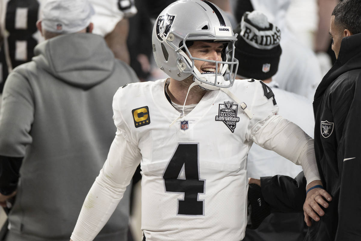 Raiders quarterback Derek Carr (4) celebrates after converting the winning two point conversion ...