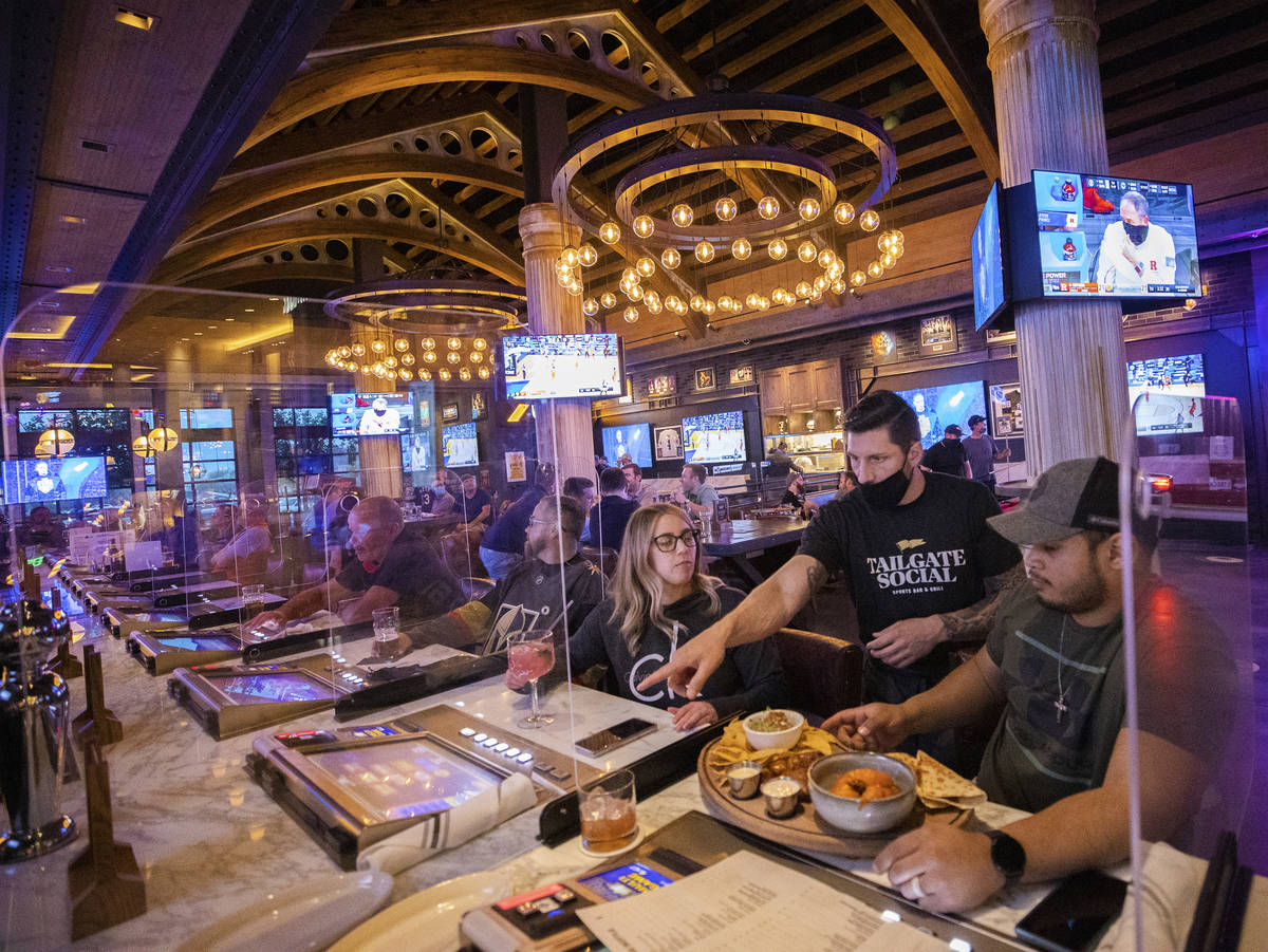 Guests eat dinner at Tailgate Social at Palace Station Friday. (Benjamin Hager/Las Vegas Review ...