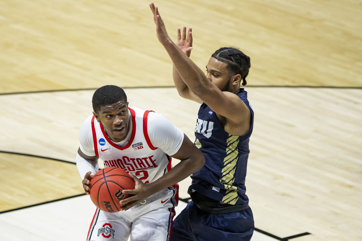 Ohio State's E.J. Liddell, left, gets pressure from Oral Roberts' Kevin Obanor during the first ...