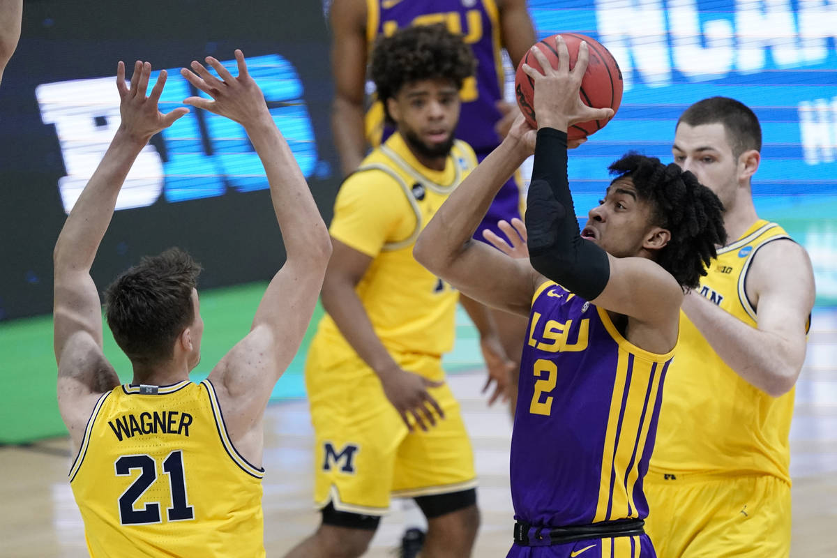 LSU forward Trendon Watford (2) shoots over Michigan guard Franz Wagner (21) during the first h ...