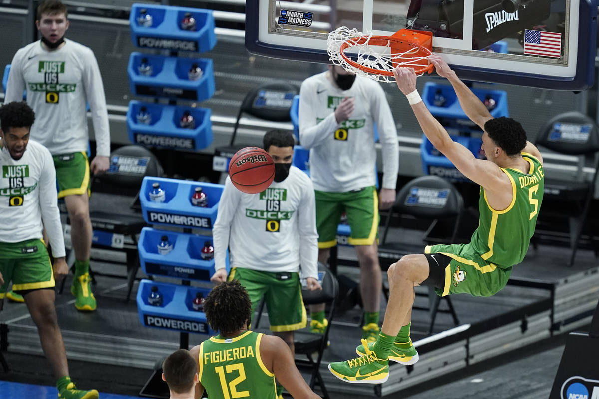 Oregon's Chris Duarte (5) dunks during the second half of a second-round game against Iowa in t ...