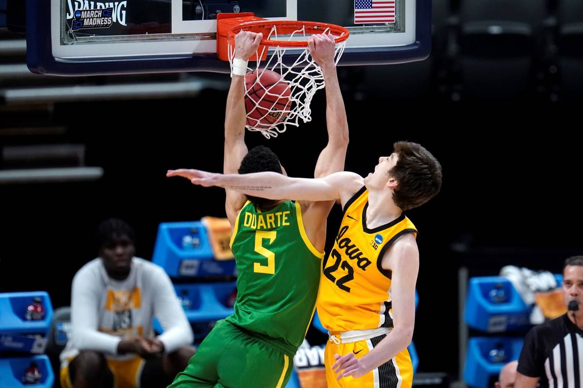 Oregon guard Chris Duarte (5) dunks on Iowa forward Patrick McCaffery (22) during the first hal ...