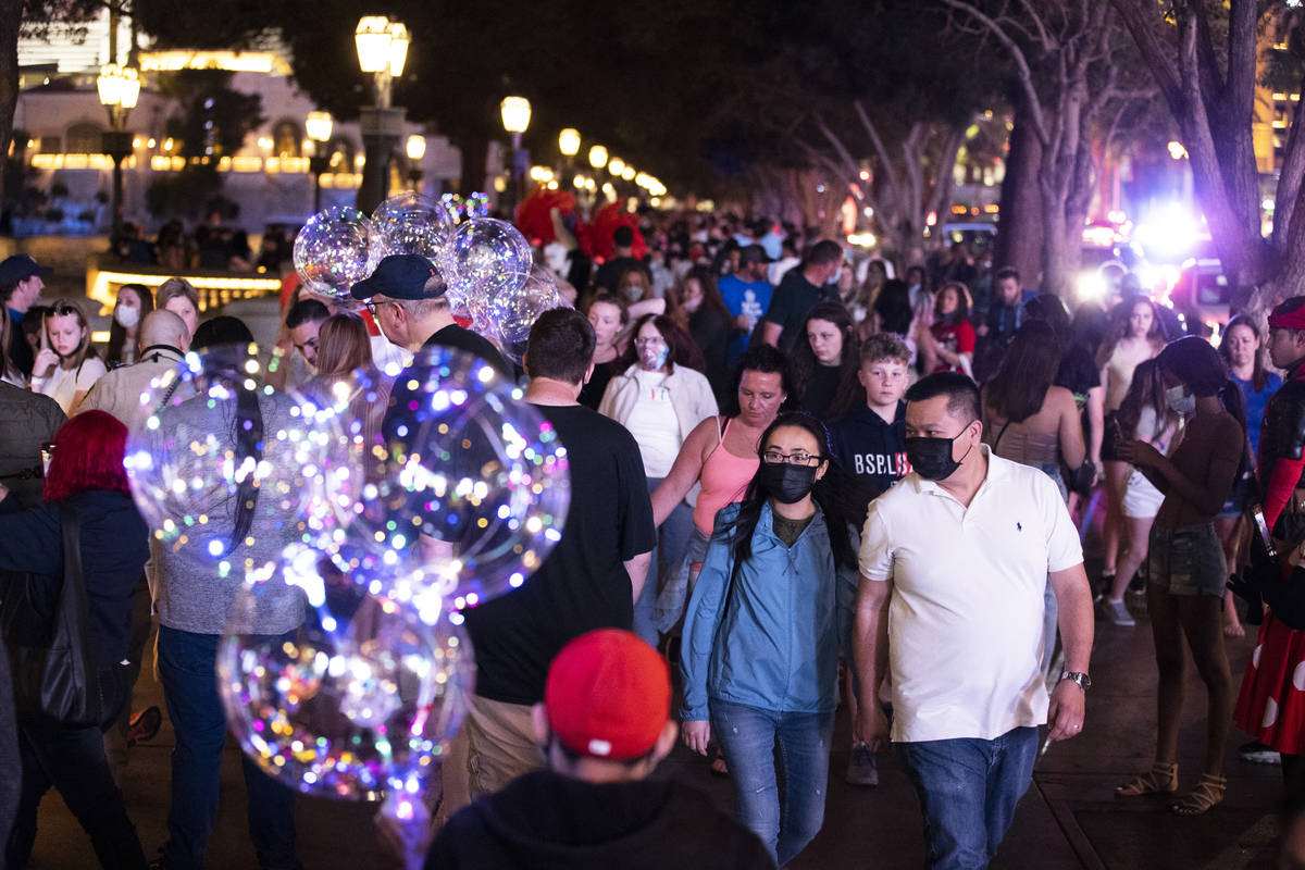 The Strip is packed outside Bellagio on Friday, March 19, 2021, in Las Vegas. (Benjamin Hager/L . 