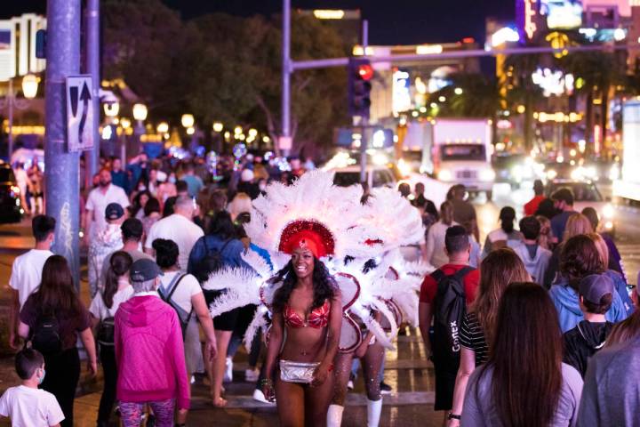 The Strip is packed outside Bellagio on Friday, March 19, 2021, in Las Vegas. (Benjamin Hager/L ...