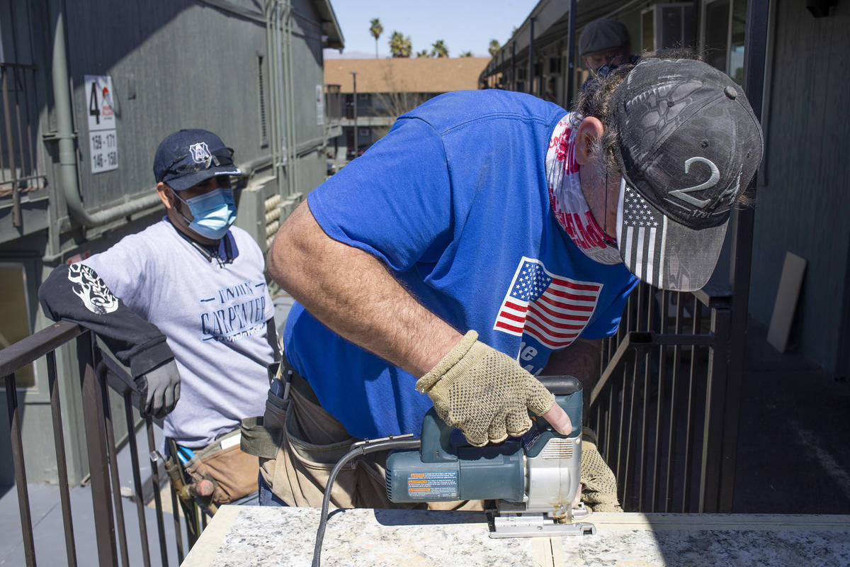 Carpenters Volunteer To Remodel Veterans Village Apartments Las Vegas Review Journal