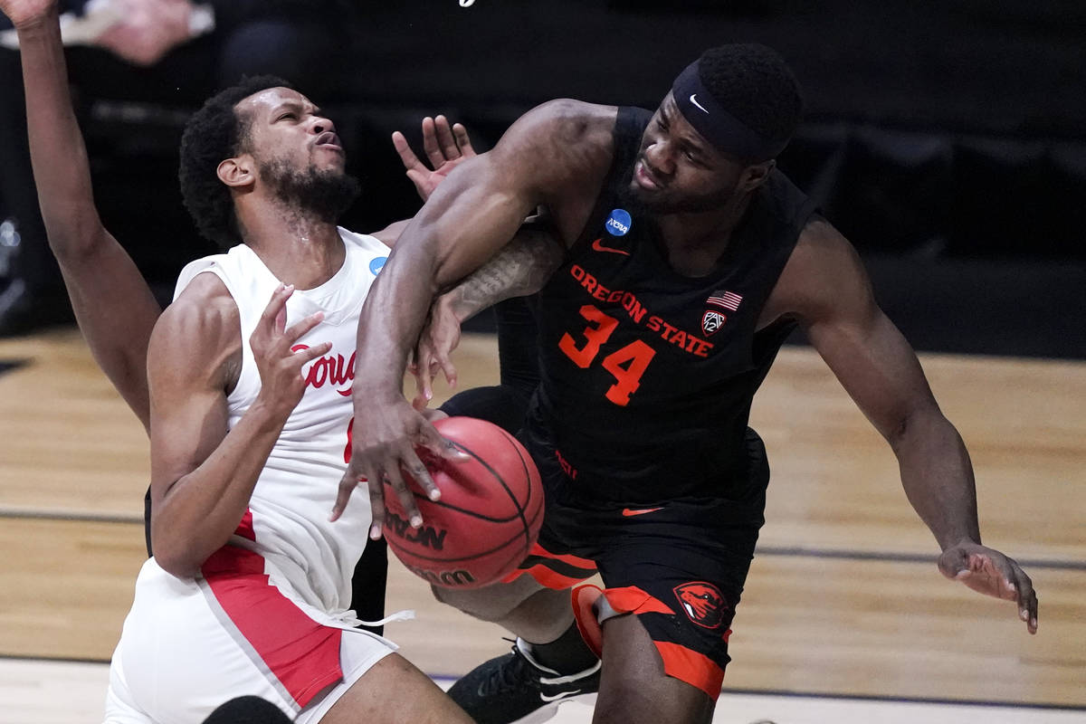 Oregon State forward Rodrigue Andela (34) blocks a shot by Houston forward Justin Gorham (4) du ...