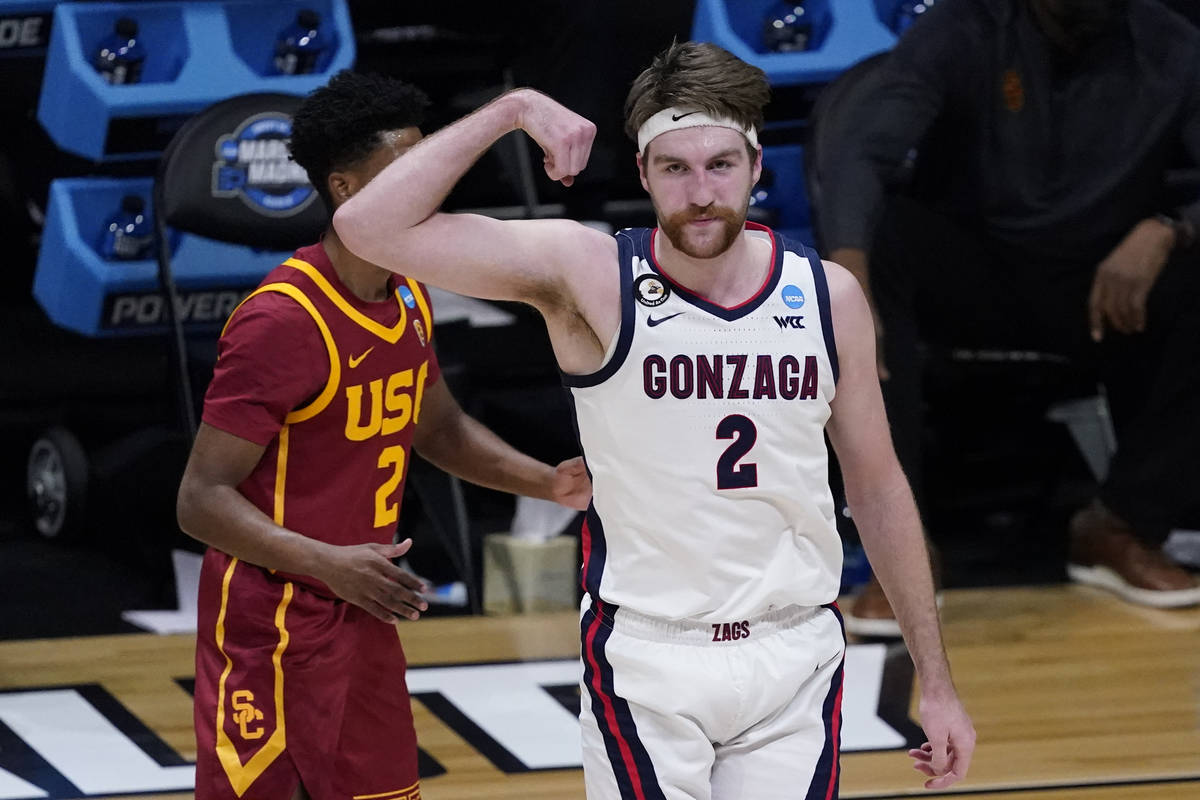 Gonzaga forward Drew Timme, right, celebrates in front of Southern California guard Tahj Eaddy, ...