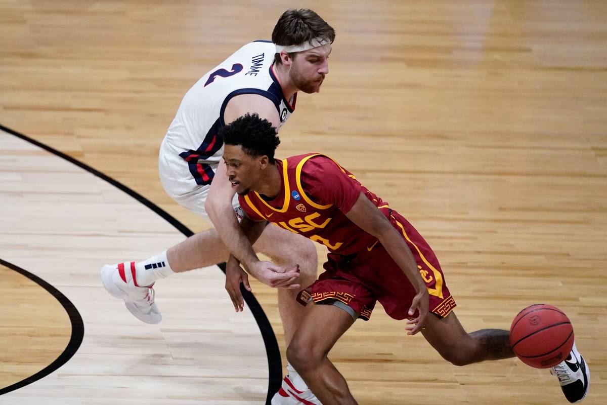 Gonzaga forward Drew Timme (2) forces Southern California guard Tahj Eaddy (2) to lose the ball ...