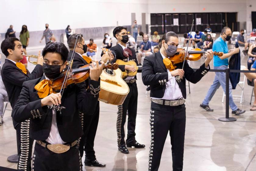 las-vegas-vaccine-line-entertained-by-mariachi-band-las-vegas-review