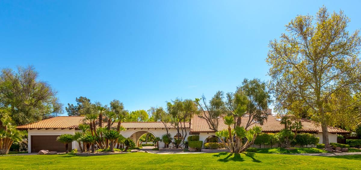 An exterior view of 950 Rancho Circle. (Fraser Almeida/Luxury Homes Photography)