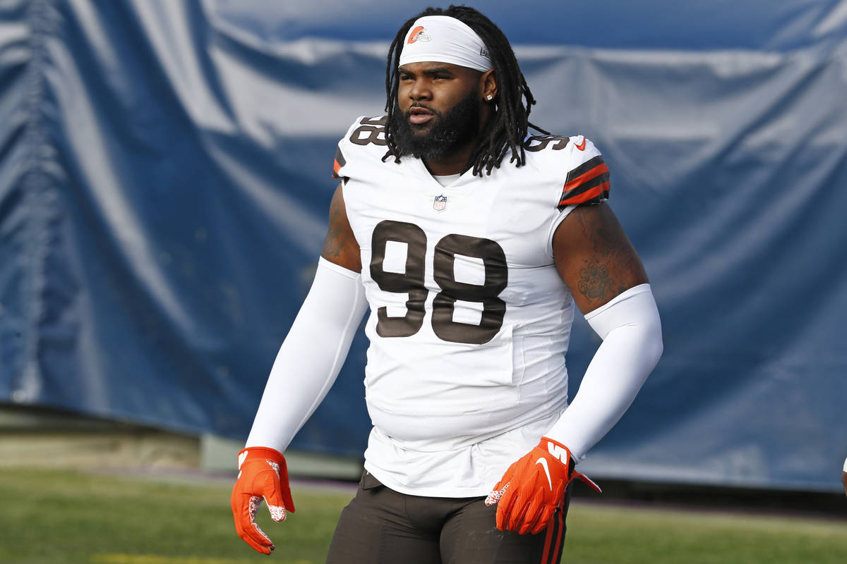 Cleveland Browns defensive tackle Sheldon Richardson (98) prepares for an NFL football game aga ...