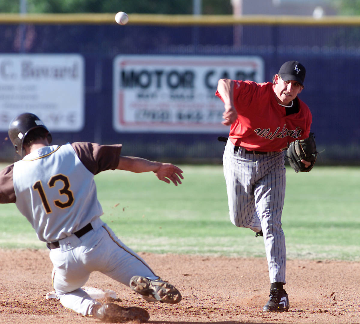 Braves' Kazmar returns to MLB for 1st game in nearly 13 years