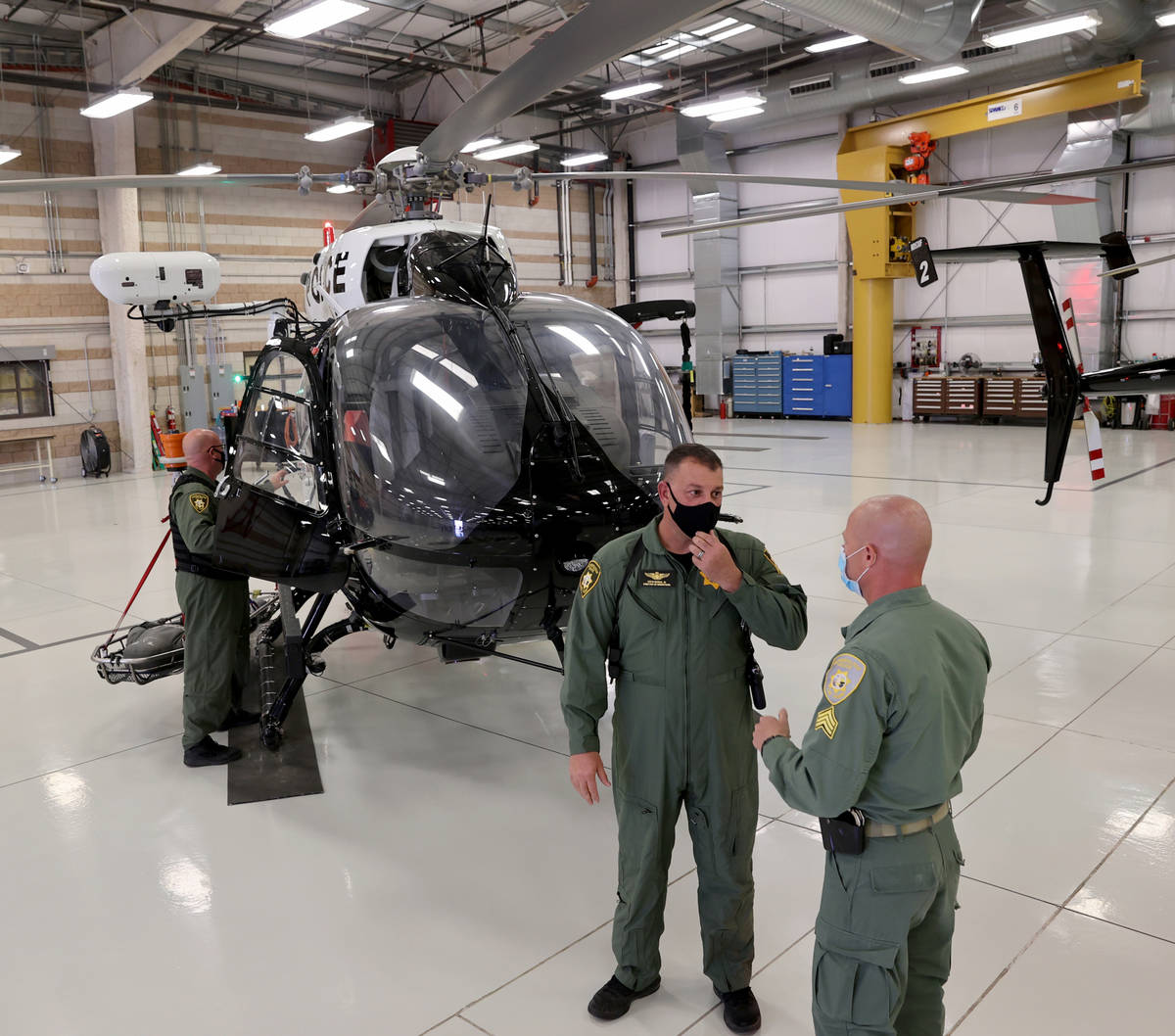 Las Vegas police Air and Rescue Operations Director Steve Morris, second from left, talks to Sg ...