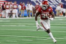 Oklahoma running back Rhamondre Stevenson (29) carries the ball against Florida during the NCAA ...