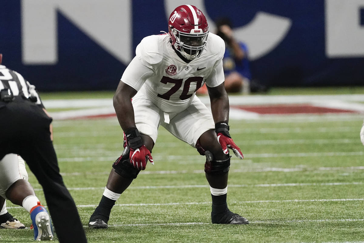 Alabama offensive lineman Alex Leatherwood (70) works against Florida during the first half of ...