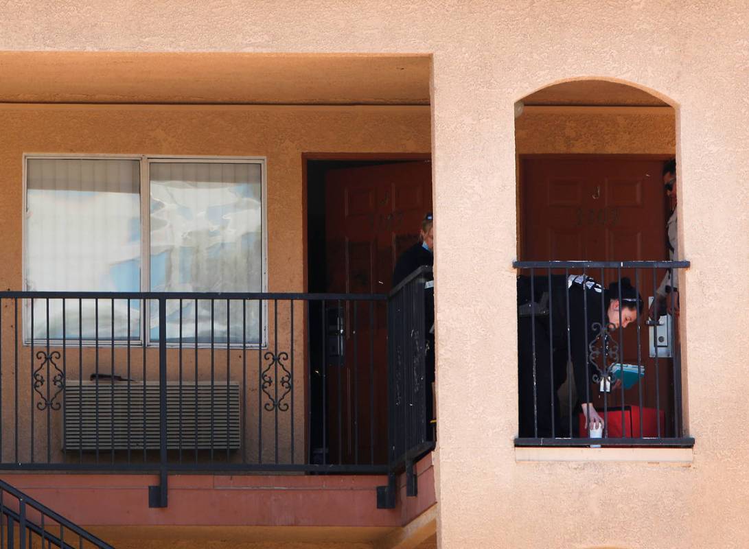 Las Vegas police and their Crime Scene Investigations team investigate in Emerald Suites on Pa ...