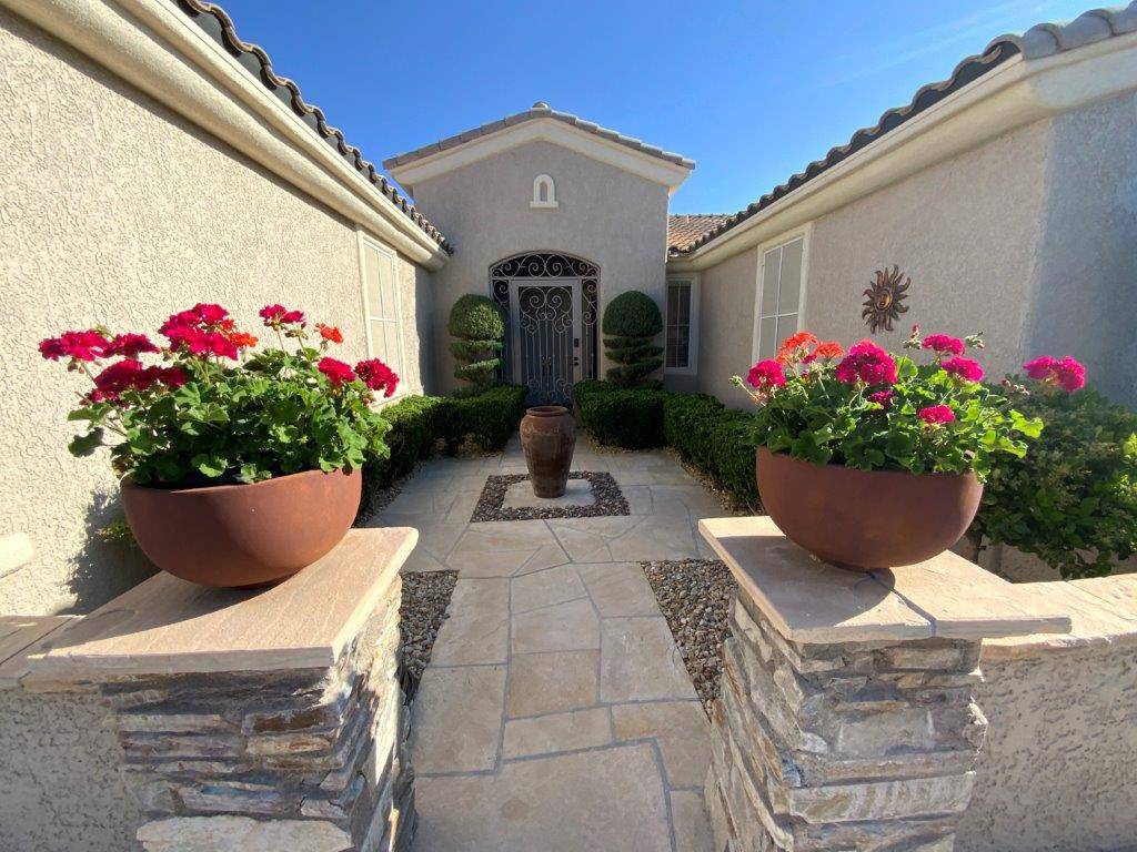 The courtyard of 10473 Acclamato Ave. (Jason Almeida)