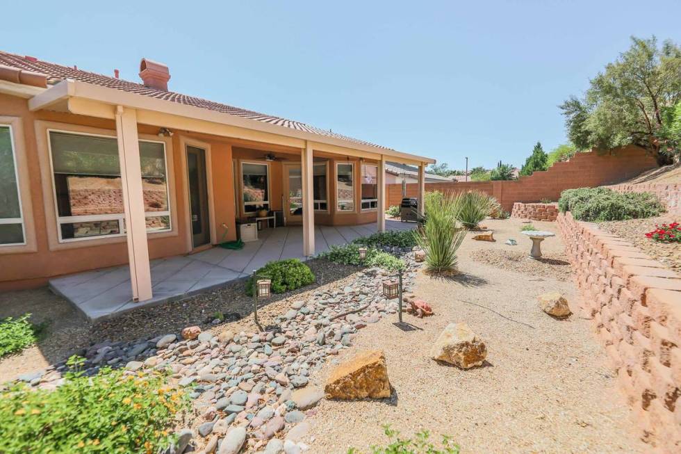 The covered patio and backyard at 333 Denton Springs Court in Summerlin. (SugarMill Studios)