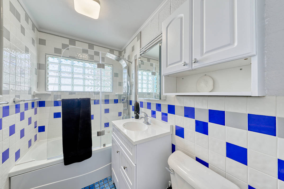 The bathroom at of 816 8th St. in Boulder City. (CreativeTAG Studios)