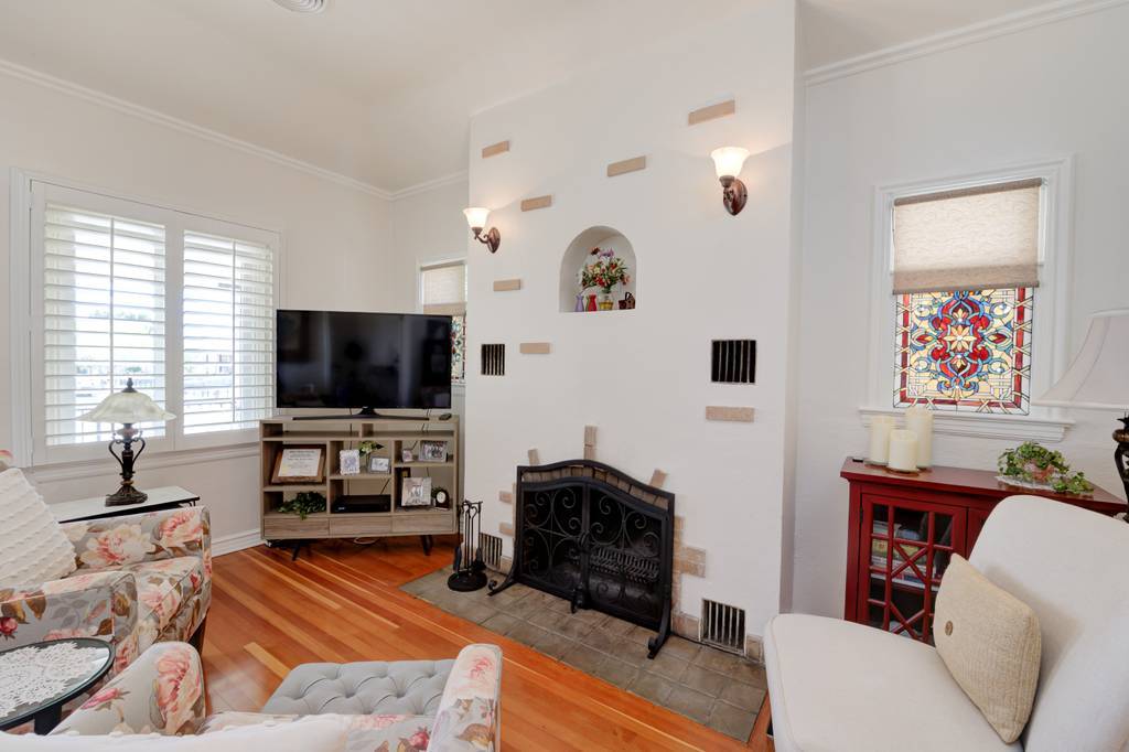 The living room of 1324 Colorado St. in Boulder City. (Jamie Jane Photography)