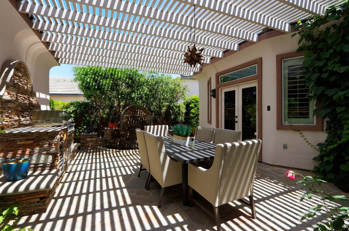 The courtyard of 10373 Burensburg Ave. (Lisa Paquette/TourFactory)
