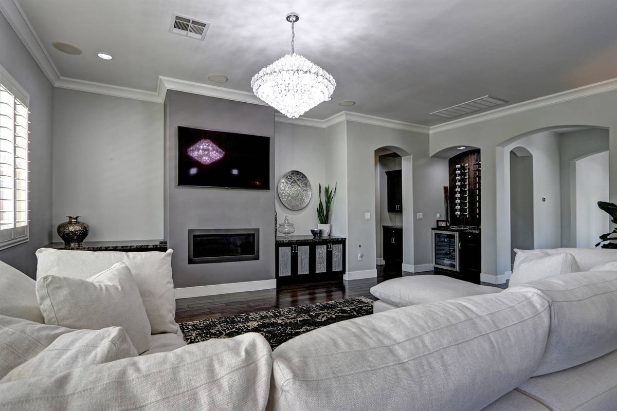 the great rom of 10373 Burensburg Ave. (Lisa Paquette/TourFactory)