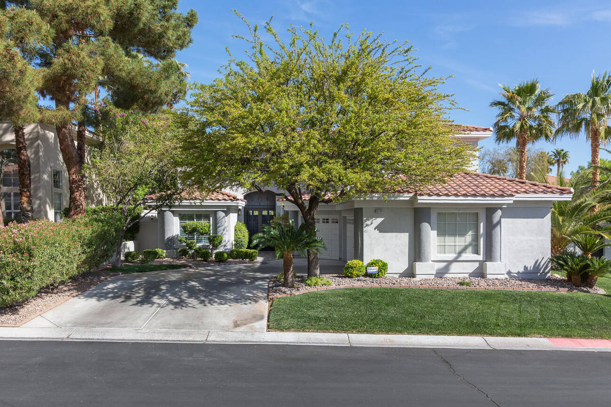 The front exterior of 8204 Taos Paseo Ave. (David Correa Photography)