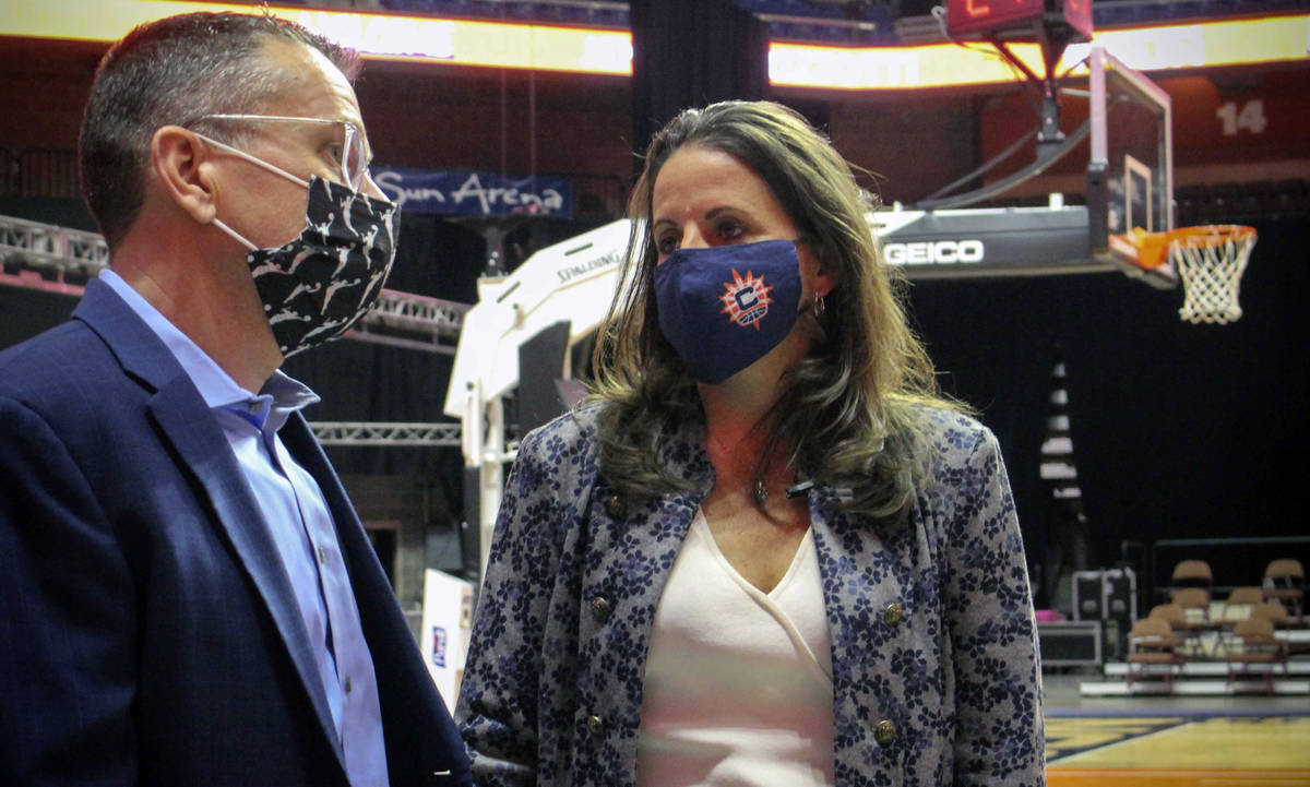 Jennifer Rizzotti, right, speaks with Connecticut Sun head coach Curt Miller, right, following ...