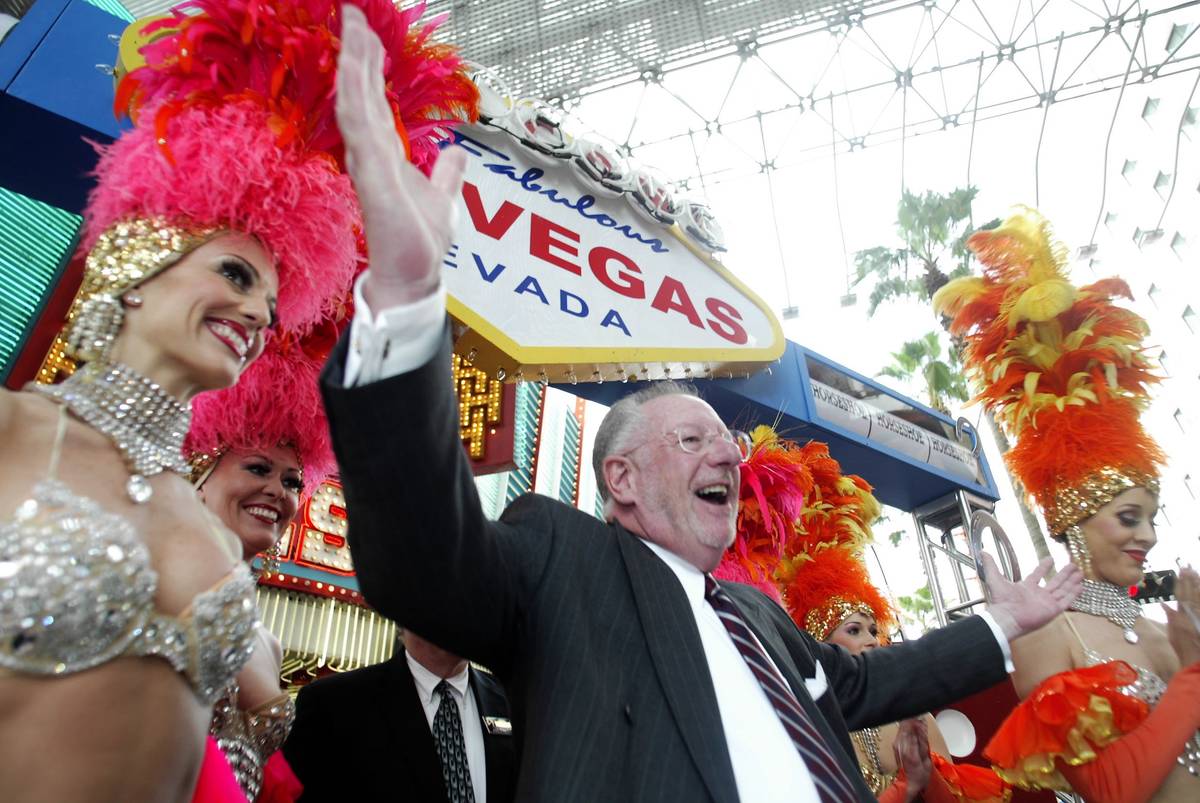 Las Vegas Mayor Oscar Goodman addresses a crowd gathered in front of Binion's Horseshoe shortly ...