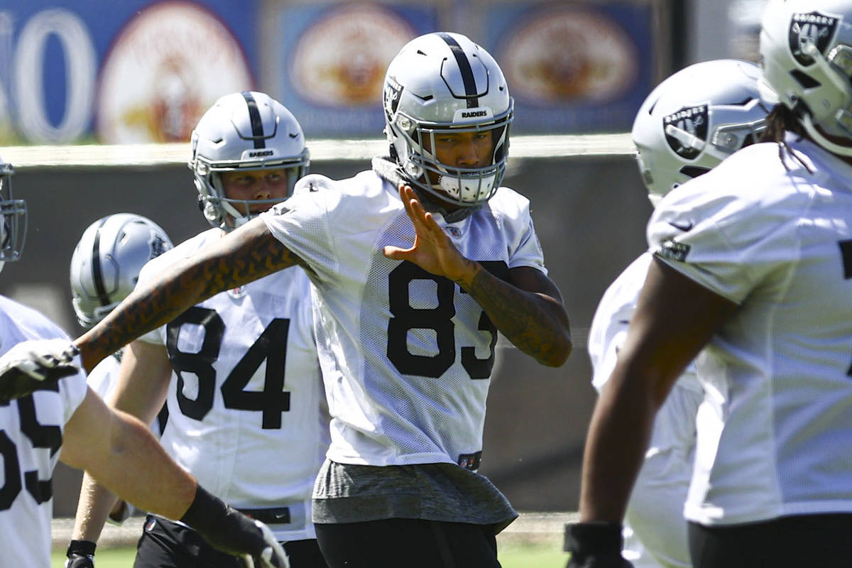 Raiders tight end Darren Waller (83) warms up with teammates during NFL football practice at Ra ...