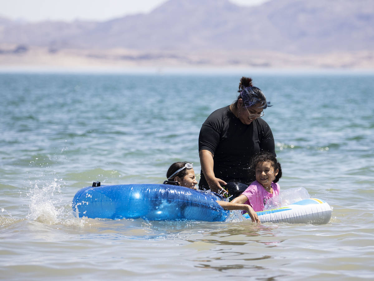 Sandy Bianfranco, 12, left, and her sister Belen, 6, both of Los Angeles, play with their cousi ...
