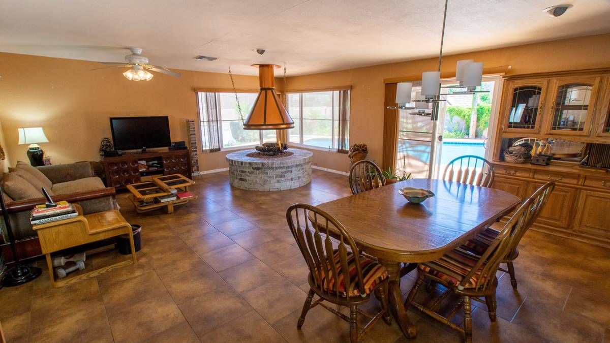 The dining and family rooms at 1908 Birch St. (Grant Sheehan)