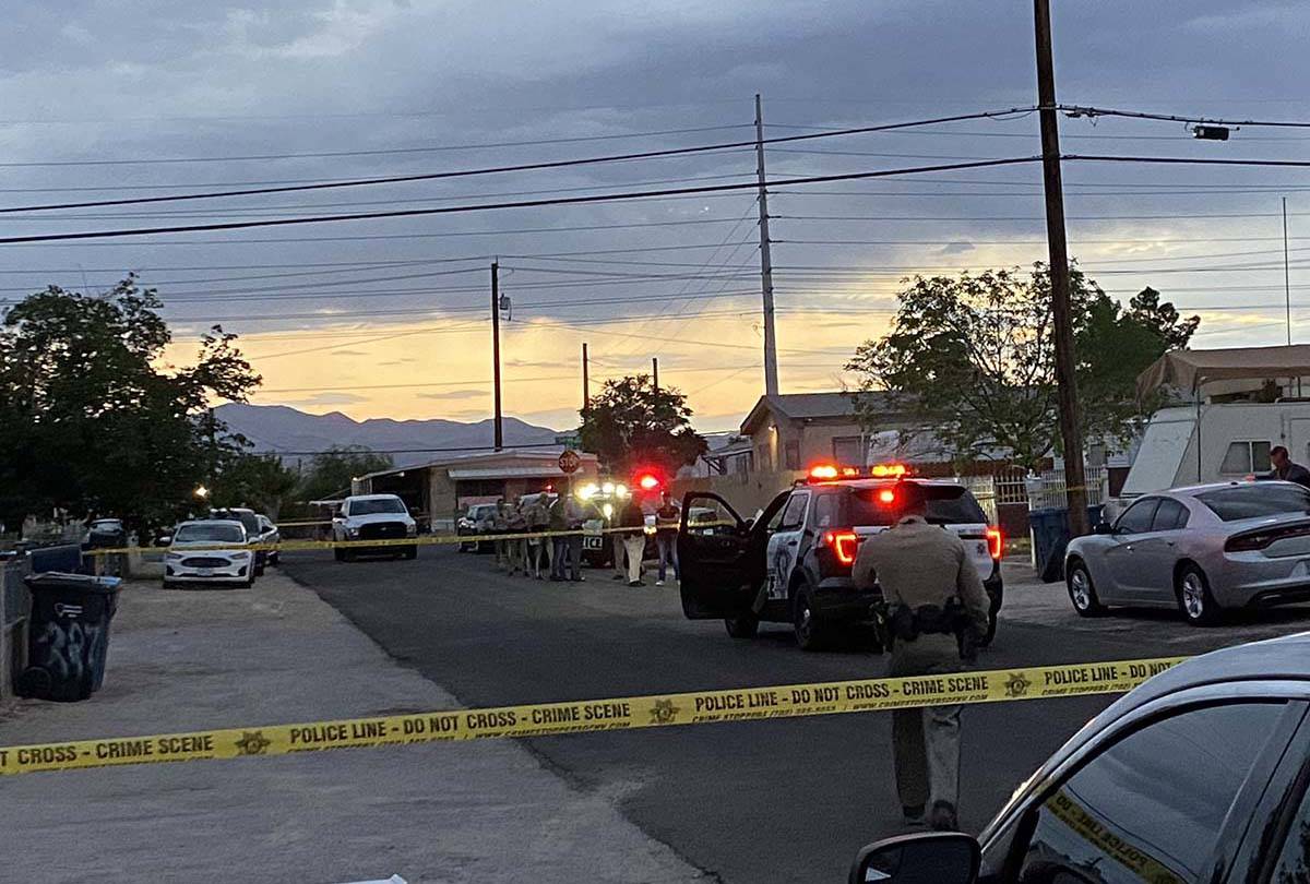 Las Vegas police investigate a homicide in east Las Vegas. (Glenn Puit)