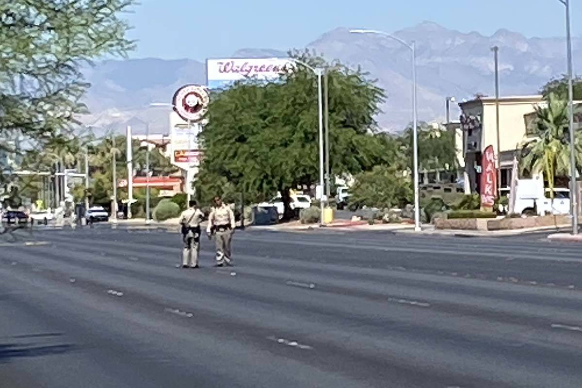 Las Vegas police respond to a barricade situation on the 4400 block of East Bonanza Road, near ...