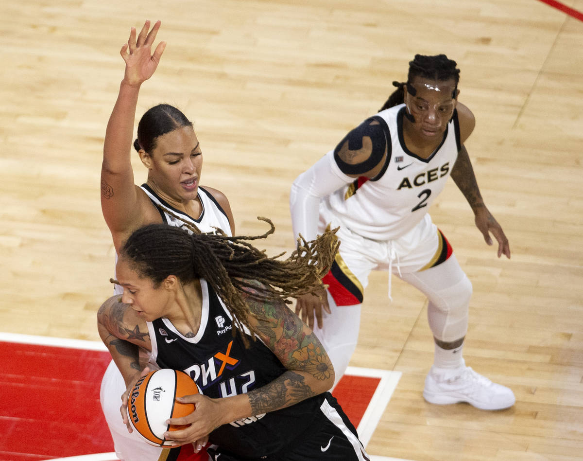 Las Vegas Aces center Liz Cambage (8) guards Phoenix Mercury center Brittney Griner (42) while ...