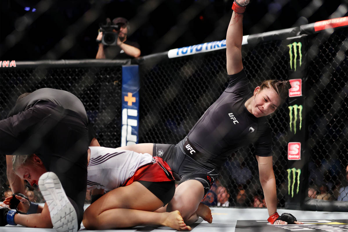 Irene Aldana, right, reacts as the referee stops the fight in the first round of a women&#x2019 ...