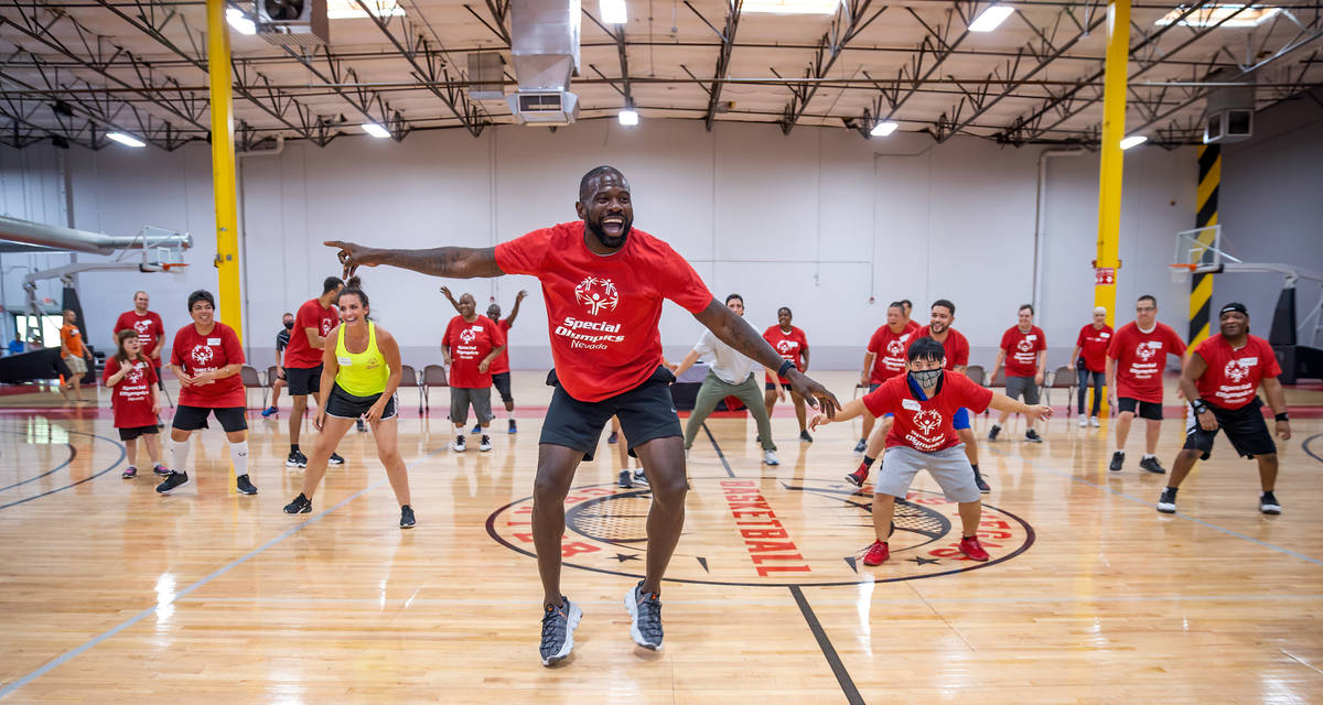 Two-time NBA Slam Dunk Champion Jason Richardson laughs while leading a warm up drill for playe ...