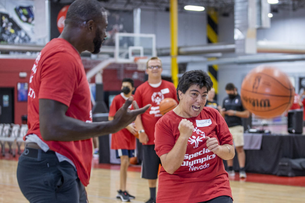 Two-time NBA Slam Dunk Champion Jason Richardson congratulates player Christine McCullough afte ...