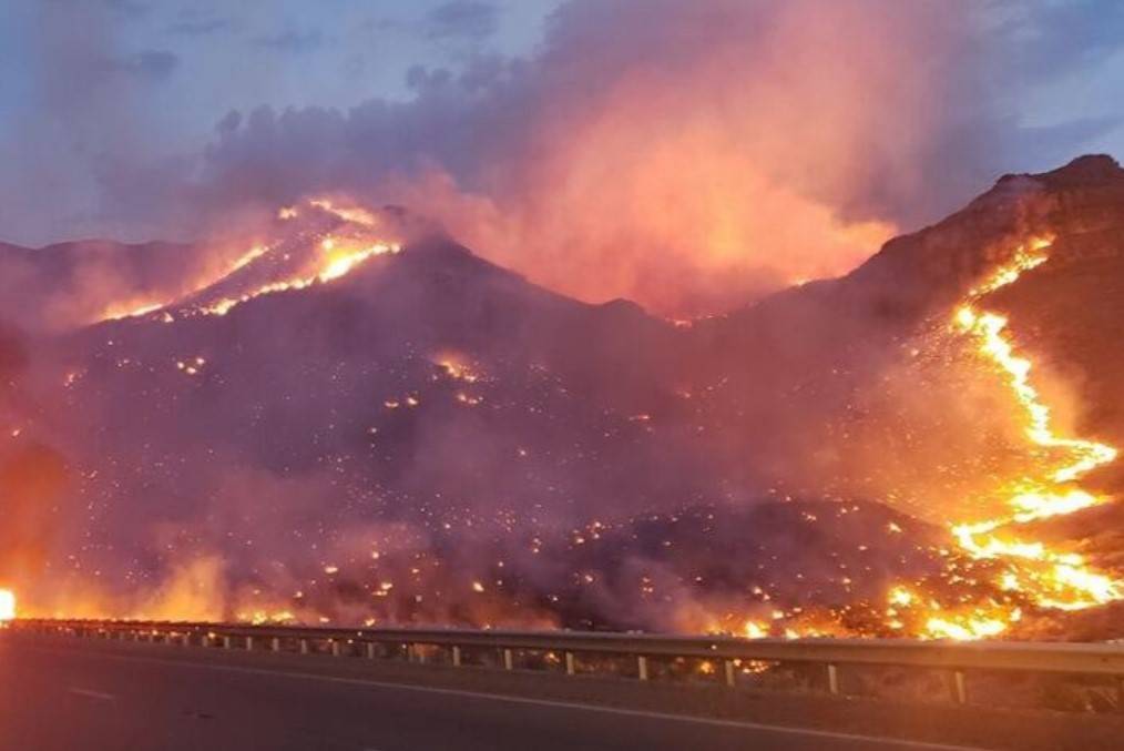 Interstate 15 closed in Arizona due to wildfire