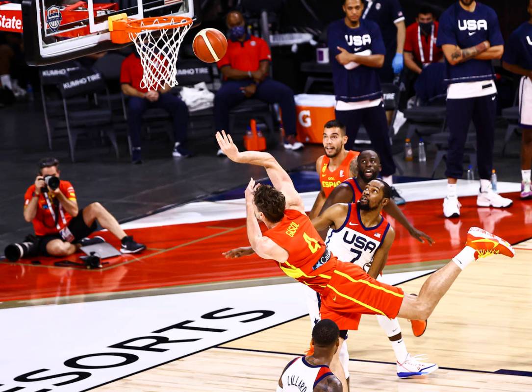 Spain center Pau Gasol (4) shoots against United States forward Kevin Durant (7) during the sec ...