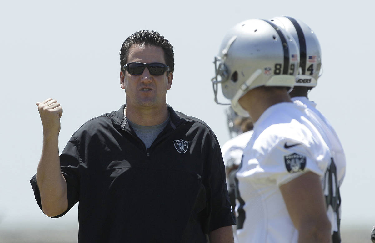 Oakland Raiders offensive coordinator Greg Knapp, left, talks to offensive players at an NFL fo ...