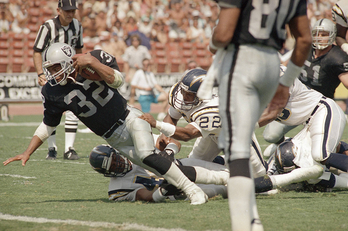 Los Angeles Raiders' running back Marcus Allen (32) stretches for the end zone to score as San ...