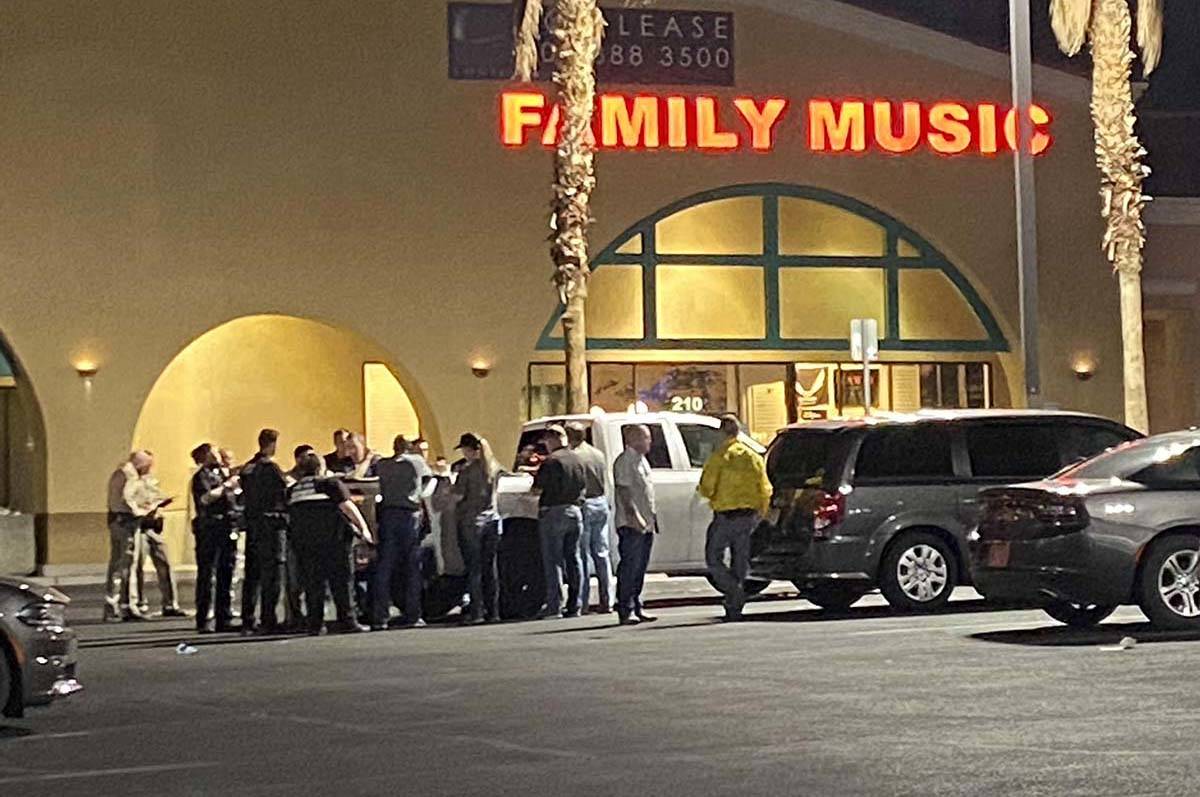 Man fatally stabbed at west Las Vegas hookah lounge