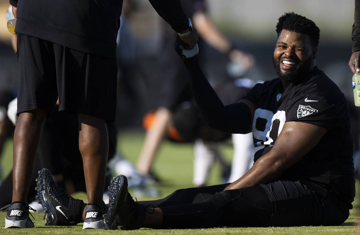 Raiders defensive tackle Johnathan Hankins (90) shares a laugh with Raiders staff during traini ...