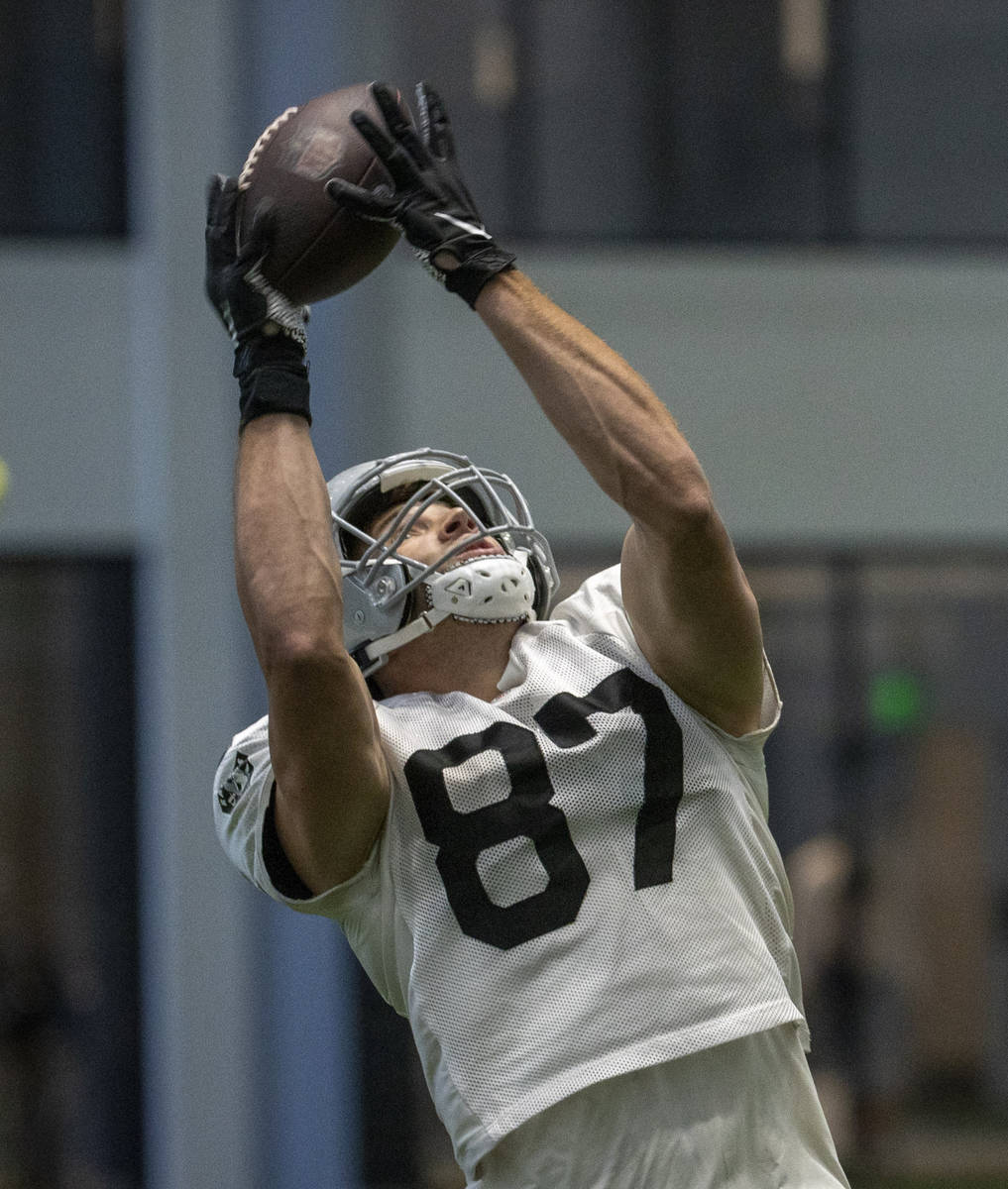 Raiders tight end Foster Moreau (87) reaches for a catch during practice at the Intermountain H ...